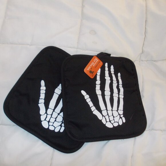 ๐ ๐ 3/$25 ๐ NWT World Market Halloween Skeleton Hand Pot Holders - Picture 1 of 4